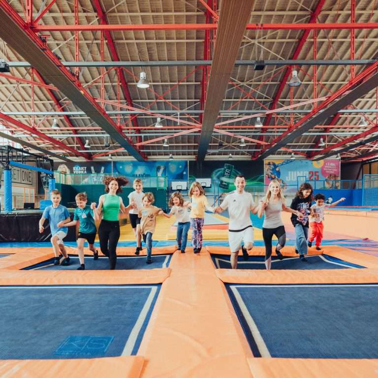 Familie springt gemeinsam im Trampolinpark Jump25