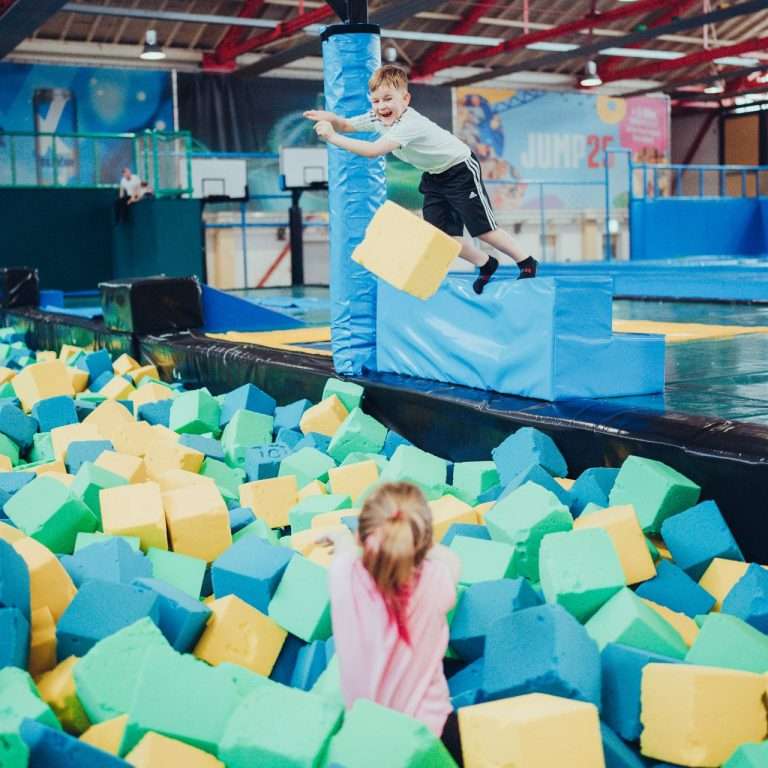 2 Kinder spielen in der Schnitzelgrube von Jump25